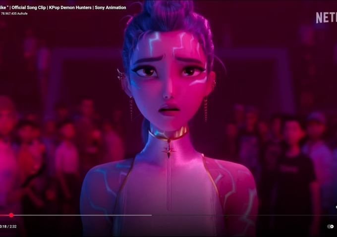 Rumi mit blitzähnlichen Dämomen-Markierungen auf ihrer Haut