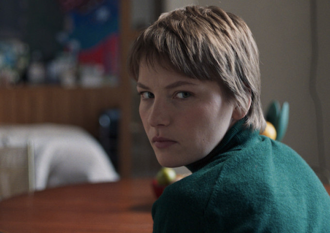 Film Still aus der Medienthriller-Satire "Hysteria", Frau blickt seitlich in die Kamera