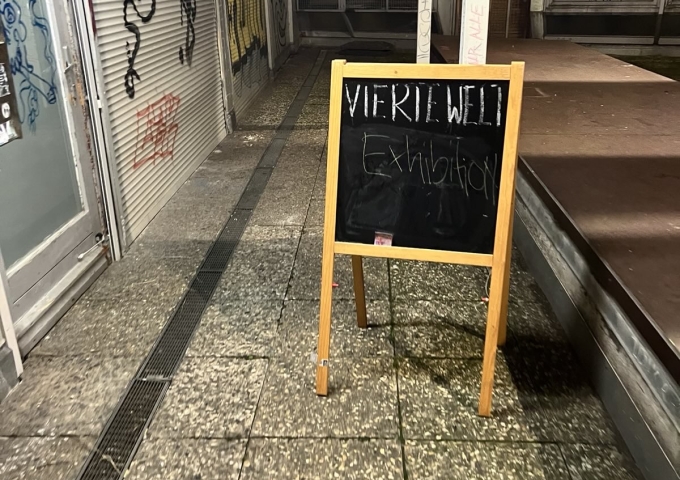 Aufsteller vor einem Eingang zu einer Ausstellung