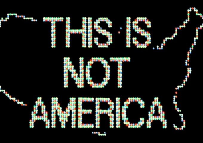 Dieser Screenshot zeigt eine Karte mit den Umrissen von Nordamerika. Darüber steht der Text "This is not America".