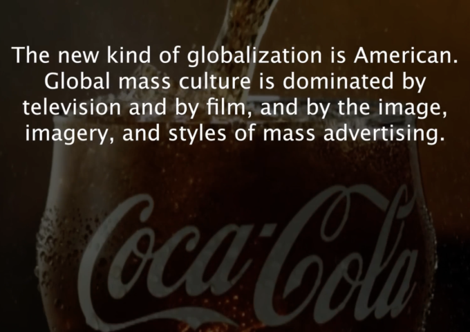 Eine Cola-Flasche im Hintergrund. Darauf eingeblendeter weißer Text.