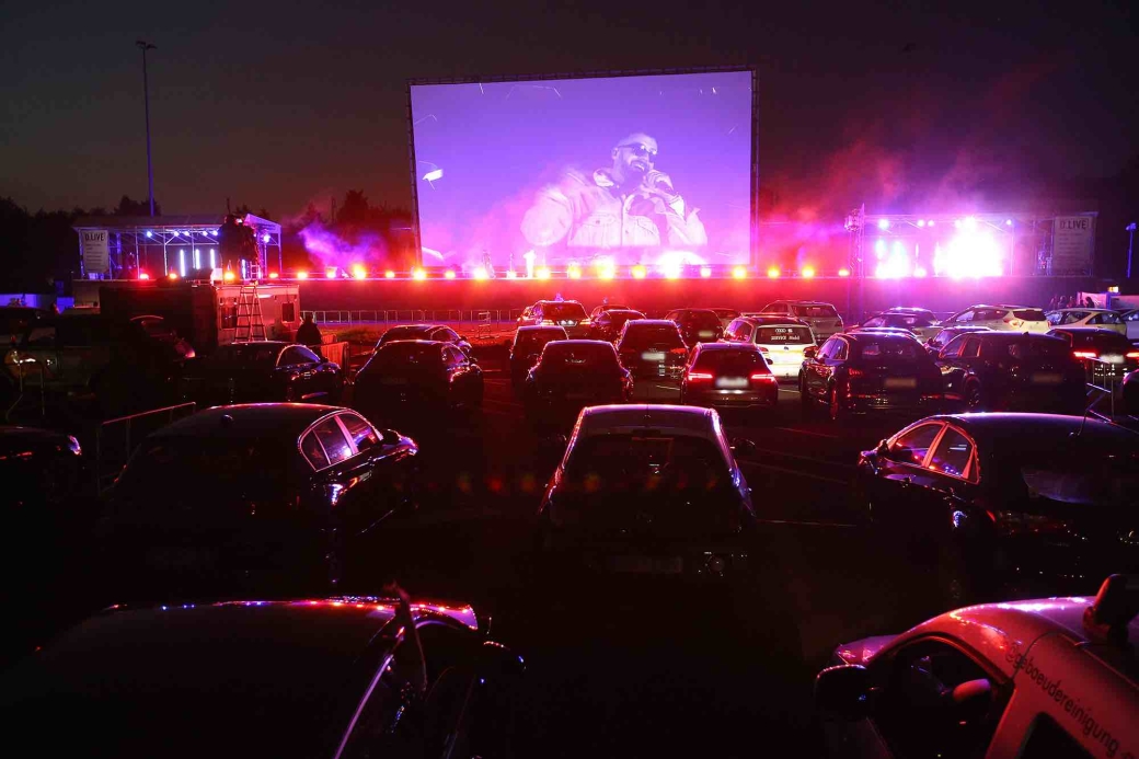 Sido-Konzert auf Leinwand im Autokino